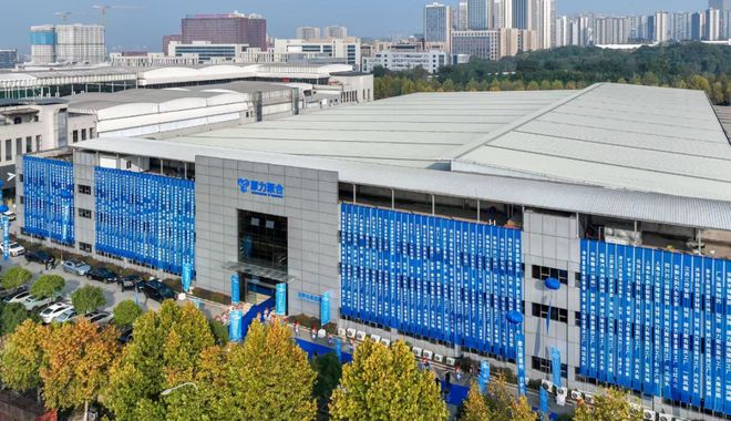 原力聚合重庆智能工厂投产「无界仓库自动化」引领全球效率革命